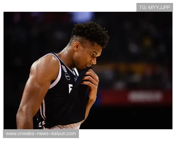 字母哥与社区老人共进午餐，现实中的亲和力令人感动