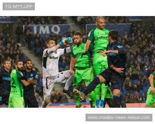 加维在禁区前沿完成抢断后迅速发动快攻 加维在禁区前沿完成抢断后迅速发动快攻